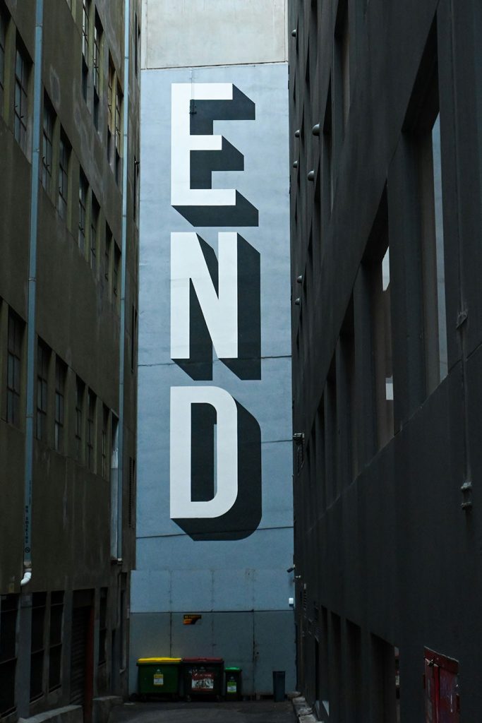 Sackgasse Straße mit einem großen Wandbild "END"